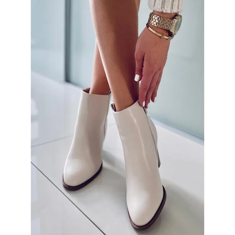 Bottes classiques Alona Beige sur le poteau