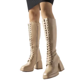 Bottes isolées beiges avec un énorme talon Nova