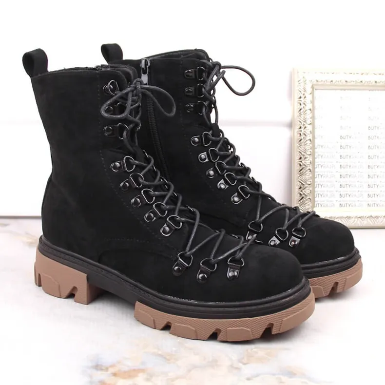 Bottes noires isolées en daim pour femmes par Vinceza le noir