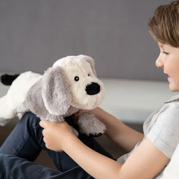 Peluche chauffante micro-onde Chien allongé gris et blanc 